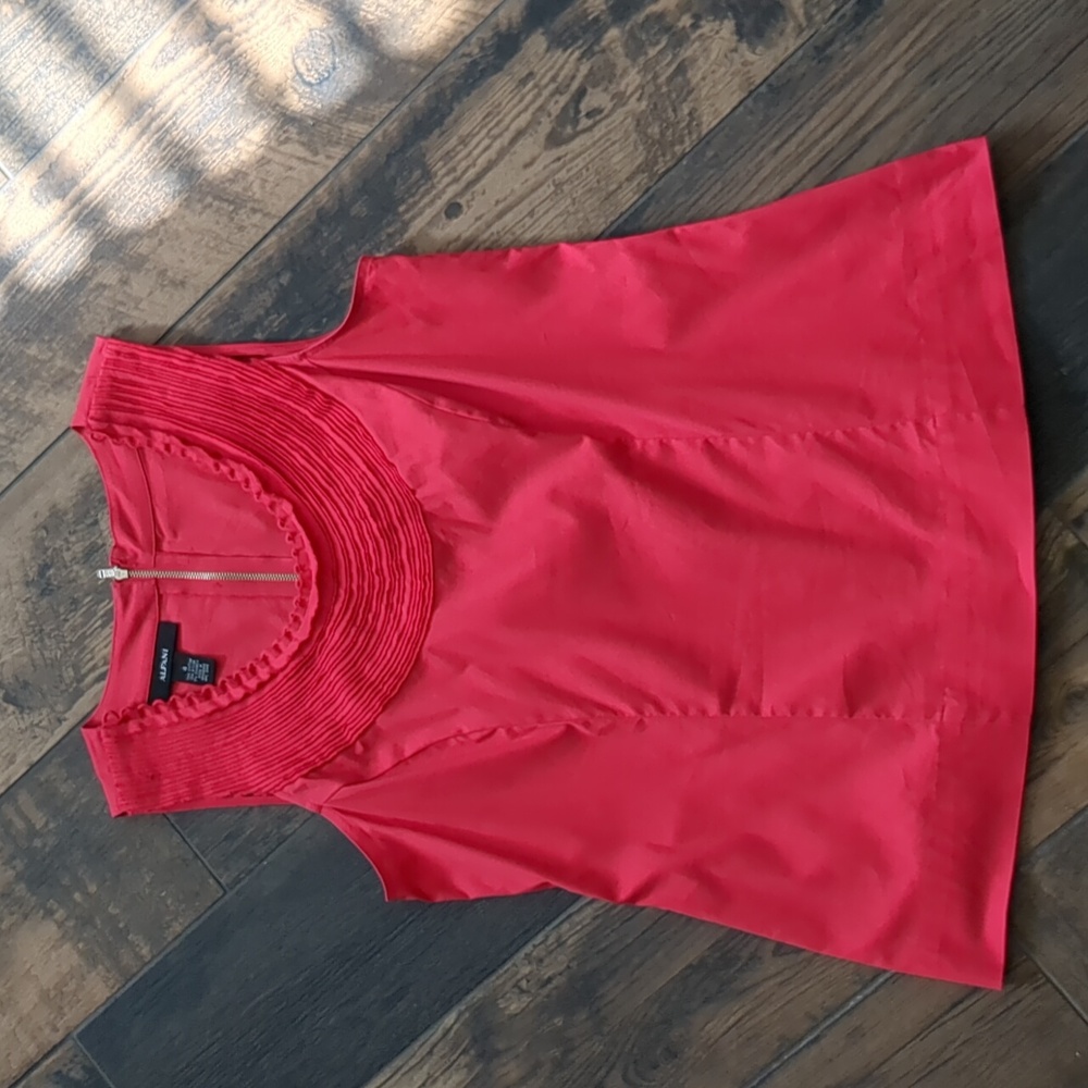 Alfani Vintage Red Top Sleeveless Cropped Zippered Back Textured Necklline EUC